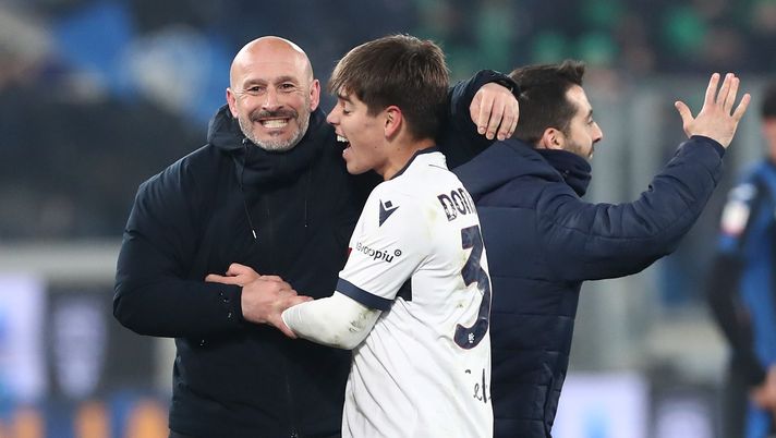 BERGAMO, ITALY - FEBRUARY 04: Bologna FC coach Vincenzo Italiano and Benja Dominguez celebrate the victory at the end of the Coppa Italia, Quarter Final match between Atalanta BC and Bologna FC at Gewiss Stadium on February 04, 2025 in Bergamo, Italy. (Photo by Marco Luzzani/Getty Images) Adani: “A Bologna pazzi di Italiano, fa giocare la squadra a meraviglia”- immagine 1