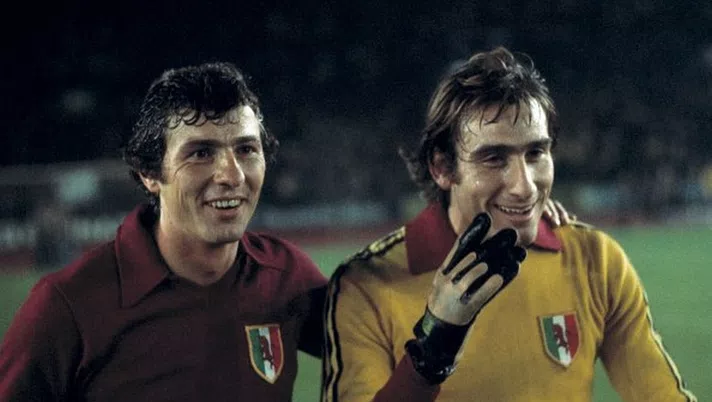 Roberto Mozzini (a sinistra) e Francesco Graziani (a destra, negli insoliti panni del portiere) durante la partita di Coppa Campioni tra Torino e B. Monchengladbach (1976)