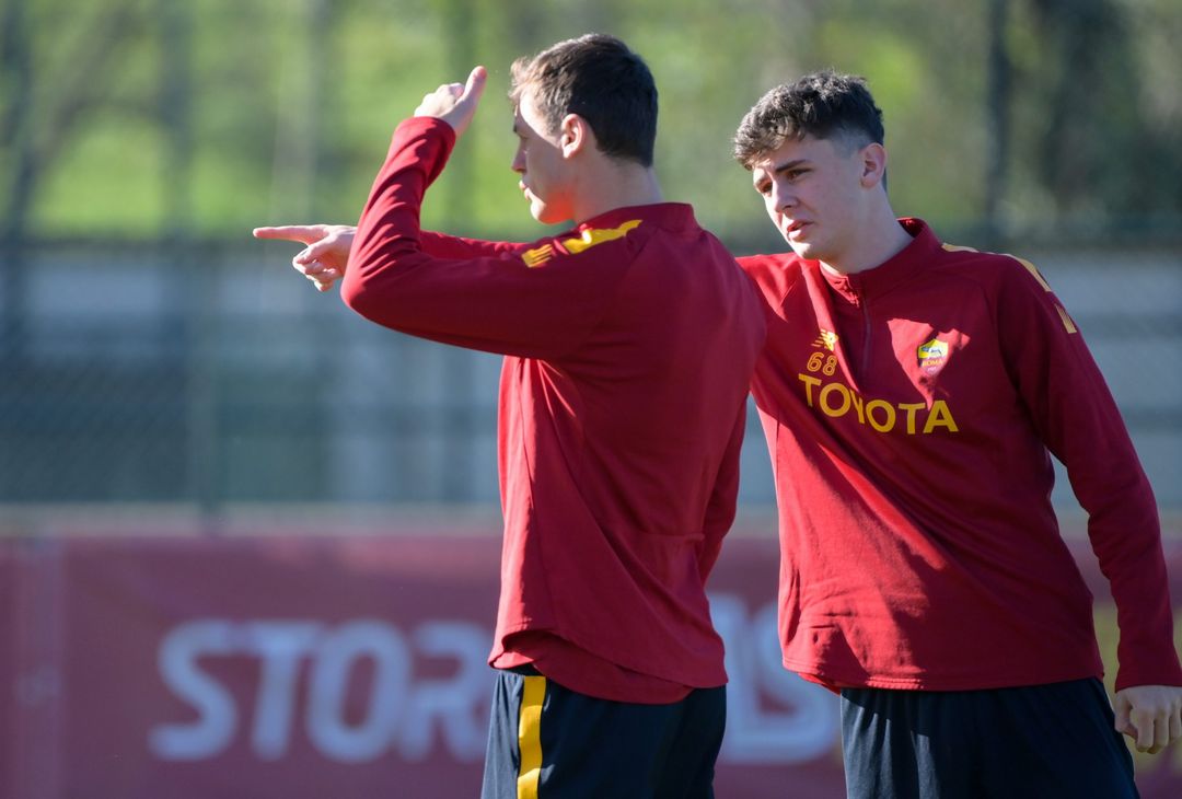 Roma, allenamento in vista del Genova. Mourinho parla con Solbakken – FOTO GALLERY - immagine 17