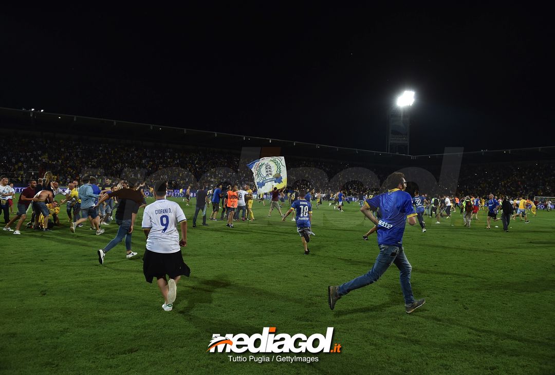  FROSINONE, ITALY - JUNE 16:  Fans of Frosinone celebrate after winning the serie B playoff match final between Frosinone Calcio v US Citta di Palermo at Stadio Benito Stirpe on June 16, 2018 in Frosinone, Italy.  (Photo by Tullio M. Puglia/Getty Images) 