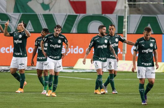 (Photo by Alexandre Schneider/Getty Images) Ecco il dialogo con il VAR: l’arbitro cambia idea e il Palmeiras vince il derby paulista- immagine 2