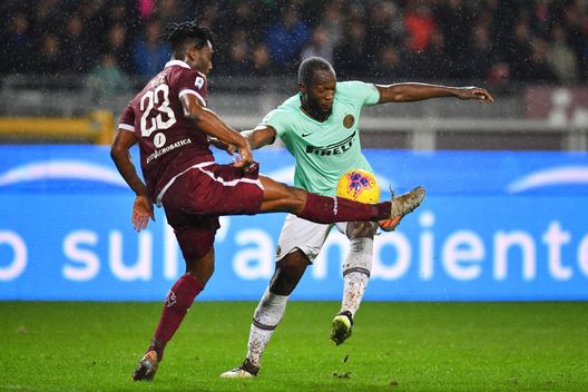 TURIN, ITALY - NOVEMBER 23:  Soualiho Meite (L) of Torino FC competes with Romelu Lukaku of FC Internazionale during the Serie A match between Torino FC and FC Internazionale at Stadio Olimpico di Torino on November 23, 2019 in Turin, Italy.  (Photo by Valerio Pennicino/Getty Images) 