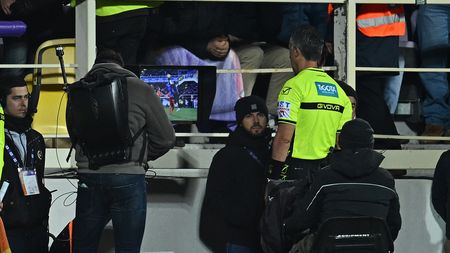 FLORENCE, ITALY - JANUARY 28: Referee Gianluca Aureliano consults the VAR monito during the Serie A TIM match between ACF Fiorentina and FC Internazionale - Serie A TIM at Stadio Artemio Franchi on January 28, 2024 in Florence, Italy. (Photo by Mattia Ozbot - Inter/Inter via Getty Images)