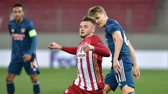 PIRAEUS, GREECE - MARCH 11: Oleg Reabciuk of Olympiakos is challenged by Martin Odegaard of Arsenal during the UEFA Europa League Round of 16 First Leg match between Olympiacos and Arsenal at Karaiskakis Stadium on March 11, 2021 in Piraeus, Greece. Sporting stadiums around Europe remain under strict restrictions due to the Coronavirus Pandemic as Government social distancing laws prohibit fans inside venues resulting in games being played behind closed doors. (Photo by Milos Bicanski/Getty Images) Mercato – Reabciuk spera nella Serie A - immagine 1