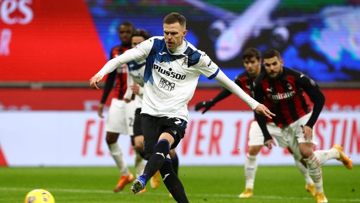 MILAN, ITALY - JANUARY 23: Josip Ilicic of Atalanta B.C. scores their team's second goal from the penalty spot during the Serie A match between AC Milan and Atalanta BC at Stadio Giuseppe Meazza on January 23, 2021 in Milan, Italy. Sporting stadiums around Italy remain under strict restrictions due to the Coronavirus Pandemic as Government social distancing laws prohibit fans inside venues resulting in games being played behind closed doors. (Photo by Marco Luzzani/Getty Images) Serie A – Atalanta, risoluzione consensuale del contratto di Ilicic - immagine 1