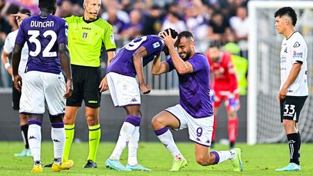 LA SPEZIA, ITALY - OCTOBER 30: Arthur Cabral of Fiorentina (R) celebrates with his team-mate Christian Kouamé after scoring a goal during the Serie A match between Spezia Calcio and ACF Fiorentina at Stadio Alberto Picco on October 30, 2022 in La Spezia, Italy. (Photo by Simone Arveda/Getty Images)