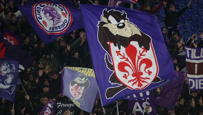 ROME, ITALY - JANUARY 29: A detailed view of of a ACF Fiorentina flag, which features the Tasmanian Devil, prior to the Serie A match between SS Lazio and ACF Fiorentina at Stadio Olimpico on January 29, 2023 in Rome, Italy. (Photo by Paolo Bruno/Getty Images) Tifosi, come muoversi per la finale di Coppa Italia: il piano per Roma - immagine 1