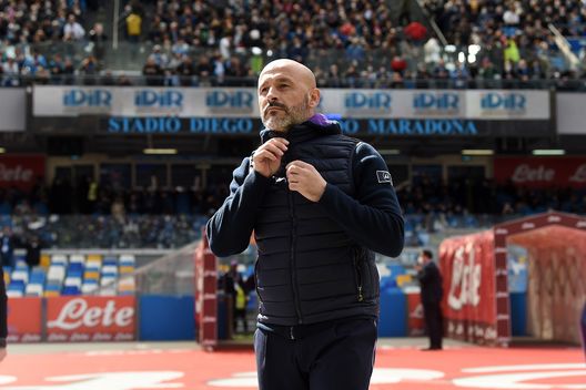 NAPLES, ITALY - APRIL 10: Vincenzo Italiano ACF Fiorentina coac during the Serie A match between SSC Napoli v ACF Fiorentina on April 10, 2022 in Naples, Italy. (Photo by Francesco Pecoraro/Getty Images) NAPLES, ITALY - APRIL 10: Vincenzo Italiano ACF Fiorentina coac during the Serie A match between SSC Napoli v ACF Fiorentina on April 10, 2022 in Naples, Italy. (Photo by Francesco Pecoraro/Getty Images)