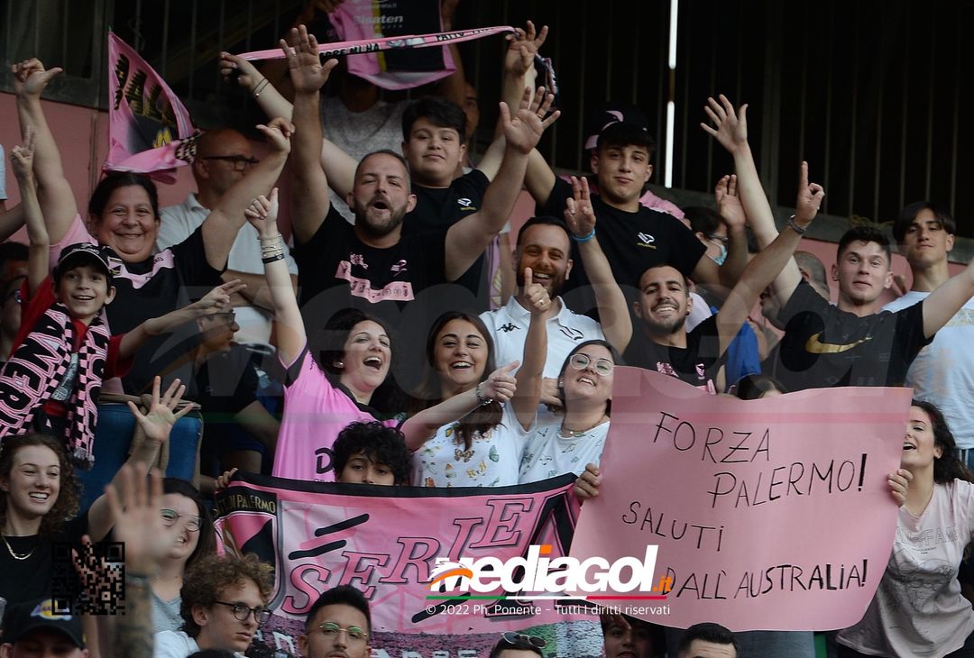 Fototifo, i tifosi allo stadio per Palermo-Feralpisaló 1-0 (gallery) - immagine 124