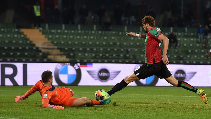 TERNI, ITALY - DECEMBER 03: Felipe Avenatti (R) of Ternana misses a goal during the Serie B match between Ternana Calcio and Brescia Calcio at Stadio Libero Liberati on December 3, 2016 in Terni, Italy.  (Photo by Tullio M. Puglia/Getty Images) 