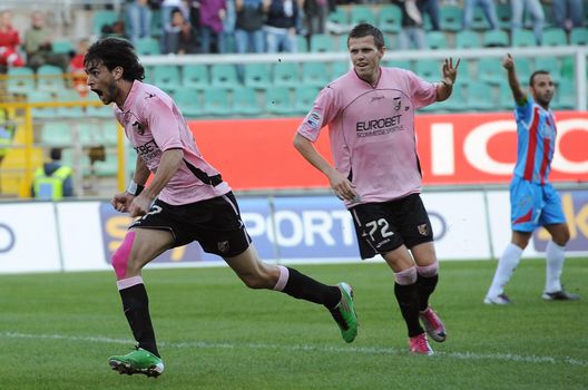 PALERMO, ITALY - NOVEMBER 14: Javier Pastore (L) of Palermo celebrates after scoring the opening goal during the Serie A match between Palermo and Catania at Stadio Renzo Barbera on November 14, 2010 in Palermo, Italy. (Photo by Tullio M. Puglia/Getty Images) Dall'Oglio Palermo