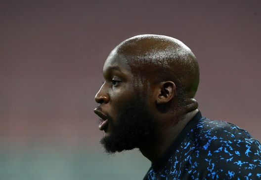 MILAN, ITALY - JANUARY 17: Romelu Lukaku of Internazionale warms up ahead of the Serie A match between FC Internazionale and Juventus at Stadio Giuseppe Meazza on January 17, 2021 in Milan, Italy. Sporting stadiums around Italy remain under strict restrictions due to the Coronavirus Pandemic as Government social distancing laws prohibit fans inside venues resulting in games being played behind closed doors. (Photo by Marco Luzzani/Getty Images) Inter-Lukaku, spingono in tanti: pure il ct del Belgio Martinez spera nel ritorno in nerazzurro- immagine 2