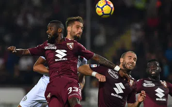  TURIN, ITALY - OCTOBER 29: Leonardo Pavoletti (C) of Cagliari Calcio clashes with Nicolas N koulou (L) and Lorenzo De Silvestri of Torino FC during the Serie A match between Torino FC and Cagliari Calcio at Stadio Olimpico di Torino on October 29, 2017 in Turin, Italy. (Photo by Valerio Pennicino/Getty Images)