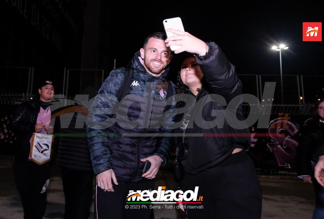 FOTO Ascoli-Palermo, i rosanero in partenza dallo stadio “Renzo Barbera” (Gallery) - immagine 32