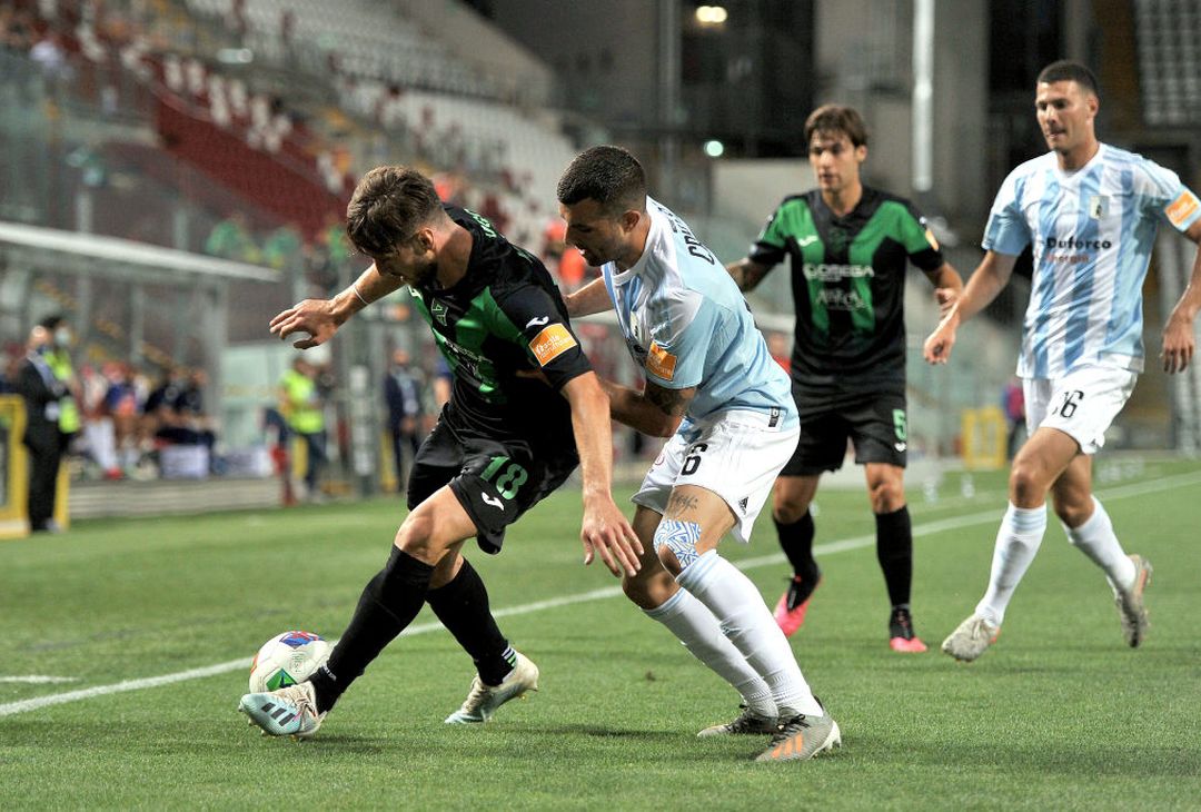  TRIESTE, ITALY - JUNE 29: Davide Mazzocco of Pordenone is is challenged by Carlo Crialese of Virtus Entella during the serie B match between Pordenone Calcio and Virtus Entella at Dacia Arena on June 29, 2020 in Udine, Italy. (Photo by Getty Images/Getty Images for Lega Serie B )  