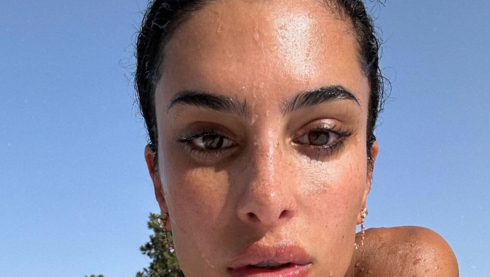 Jessica Aidi, spettacolo a Doha. Lady Verratti incanta in bikini: “Qua come in estate” - immagine 1