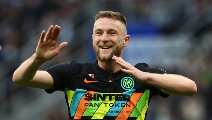 MILAN, ITALY - APRIL 09: Milan Skriniar of FC Internazionale gestures during the Serie A match between FC Internazionale v Hellas Verona FC at Stadio Giuseppe Meazza on April 09, 2022 in Milan, Italy. (Photo by Marco Luzzani/Getty Images) Marotta: “La proprietà è stata irremovibile quando sono arrivate le richieste su Skriniar” - immagine 1