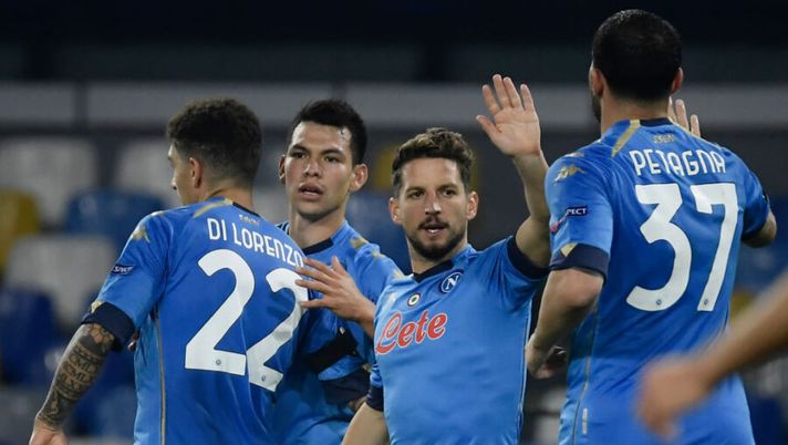 Napoli's Mexican forward Hirving Lozano (2ndL) celebrates with Napoli's Belgian forward Dries Mertens (2ndR) and teammates after scoring during the UEFA Europe League Group F football match Napoli vs Rijeka on November 26, 2020 at the San Paolo stadium in Naples. (Photo by Filippo MONTEFORTE / AFP) (Photo by FILIPPO MONTEFORTE/AFP via Getty Images) Napoli, Mertens si allena a parte: le prove di formazione, dal portiere all’attacco - immagine 1
