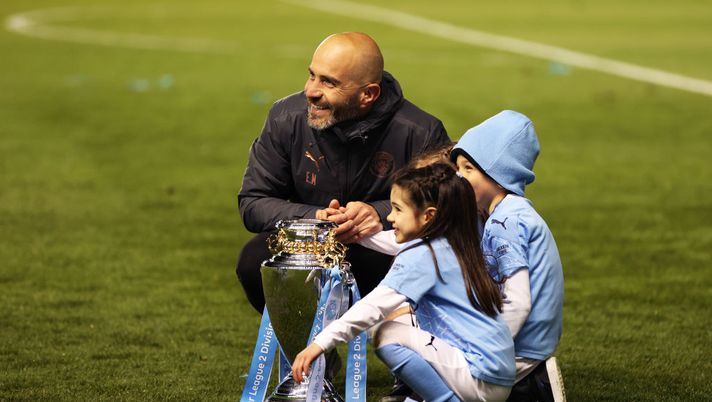 MANCHESTER, ENGLAND - APRIL 30: Enzo Maresca, Head Coach of Manchester City (L) celebrates with his children after winning the Premier League 2 trophy following the Premier League 2 match between Manchester City and Tottenham Hotspur at Manchester City Football Academy on April 30, 2021 in Manchester, England. (Photo by Naomi Baker/Getty Images) Enzo Maresca svela il suo segreto: “Mi ispiro agli scacchi per i miei schemi” - immagine 1