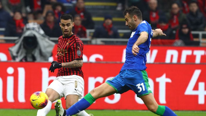 MILAN, ITALY - DECEMBER 15:  Fernandez Suso of AC Milan is challenged by Gianmarco Ferrari of US Sassuolo during the Serie A match between AC Milan and US Sassuolo at Stadio Giuseppe Meazza on December 15, 2019 in Milan, Italy.  (Photo by Marco Luzzani/Getty Images) 