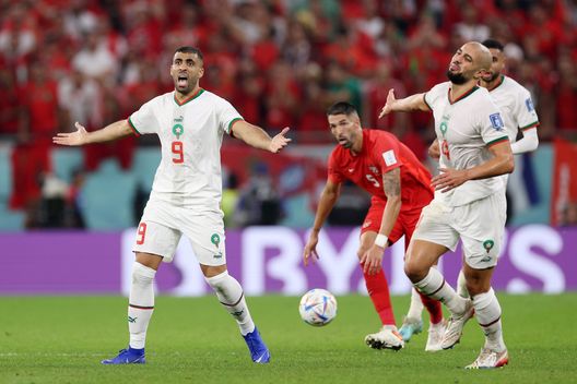 DOHA, QATAR - DECEMBER 01: Abderrazak Hamdallah (L) and Sofyan Amrabat of Morocco react during the FIFA World Cup Qatar 2022 Group F match between Canada and Morocco at Al Thumama Stadium on December 01, 2022 in Doha, Qatar. (Photo by Richard Heathcote/Getty Images) Klopp e Conte tentano Amrabat: Pradè pronto al contrattacco- immagine 2