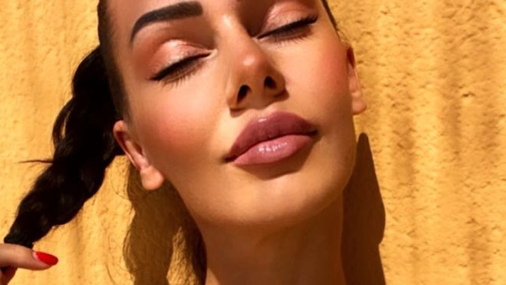 Erjona, décolleté da paura. L’ex lady Dzemaili fa sognare il web: fisico top - immagine 1