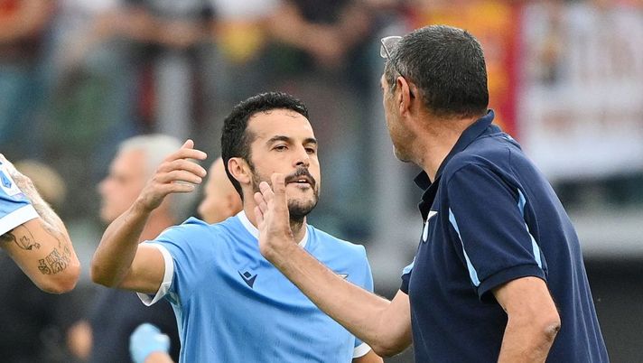 Lazio's Spanish forward Pedro Rodriguez Ledesma (L) celebrates with Lazio's Italian coach Maurizio Sarri after scoring during the Italian Serie A football match Lazio vs AS Roma at the Olympic stadium in Rome on September 26, 2021. (Photo by Vincenzo PINTO / AFP) (Photo by VINCENZO PINTO/AFP via Getty Images) CorSport: “Lazio, Pedro irresistibile e punto fermo di Sarri: c’è da giurarci che il 14 agosto…” - immagine 1