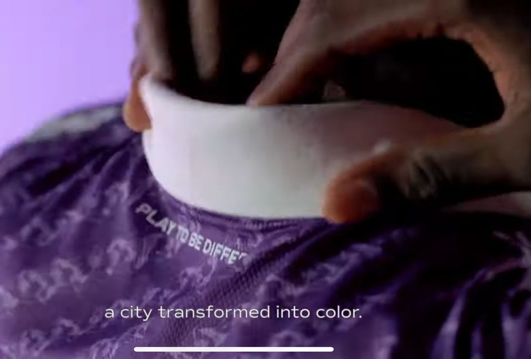 FOTO – I dettagli della nuova divisa della Fiorentina: dal colletto al DNA - immagine 4