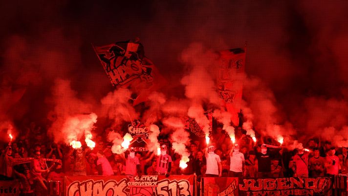 Bayer-Roma, fumogeni in campo: Mourinho chiede di sospendere la gara - immagine 1