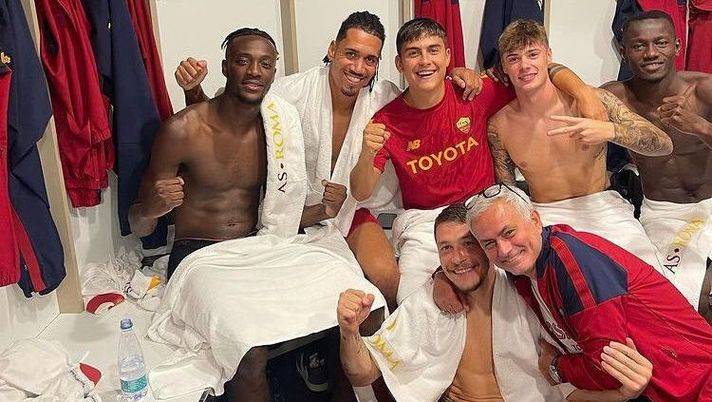 Inter-Roma, Mourinho e la festa negli spogliatoi con i suoi giocatori Inter-Roma, Mourinho e la festa negli spogliatoi con i suoi giocatori - immagine 1