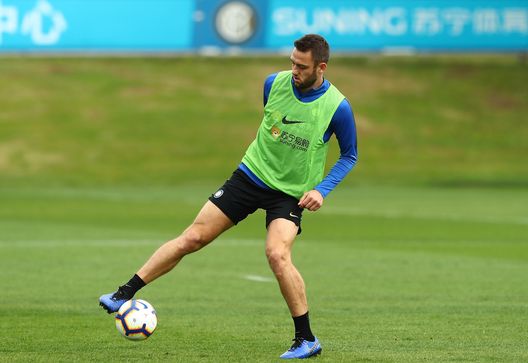 COMO, ITALY - APRIL 12: Stefan De Vrij of FC Internazionale in action during the FC Internazionale training session at the club's training ground Suning Training Center in memory of Angelo Moratti on April 12, 2019 in Como, Italy. (Photo by Marco Luzzani - Inter/Inter via Getty Images) COMO, ITALY - APRIL 12: Stefan De Vrij of FC Internazionale in action during the FC Internazionale training session at the club's training ground Suning Training Center in memory of Angelo Moratti on April 12, 2019 in Como, Italy. (Photo by Marco Luzzani - Inter/Inter via Getty Images)