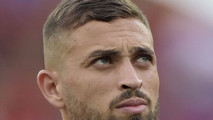 RIO DE JANEIRO, BRAZIL - DECEMBER 01: Leo Duarte of Flamengo listen the national anthem before the match between Flamengo and Atletico-PR as part of Brasileirao Series A 2018 at Maracana Stadium on December 01, 2018 in Rio de Janeiro, Brazil. (Photo by Alexandre Loureiro/Getty Images) 