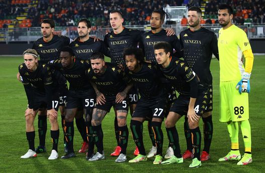 VENICE, ITALY - OCTOBER 18: Players of Venezia pose for photo prior the Serie A match between Venezia FC and ACF Fiorentina at Stadio Pier Luigi Penzo on October 18, 2021 in Venice, Italy. (Photo by Maurizio Lagana/Getty Images) VENICE, ITALY - OCTOBER 18: Players of Venezia pose for photo prior the Serie A match between Venezia FC and ACF Fiorentina at Stadio Pier Luigi Penzo on October 18, 2021 in Venice, Italy. (Photo by Maurizio Lagana/Getty Images)