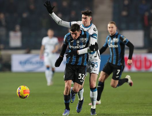 BERGAMO, ITALY - JANUARY 16: Matteo Pessina of Atalanta BC is challenged by Alessandro Bastoni of FC Internazionale during the Serie A match between Atalanta BC and FC Internazionale at Gewiss Stadium on January 16, 2022 in Bergamo, Italy. (Photo by Emilio Andreoli/Getty Images) Inter, top e flop GdS: super Handanovic! Brozovic e Skriniar da 7, delude l’attacco- immagine 2