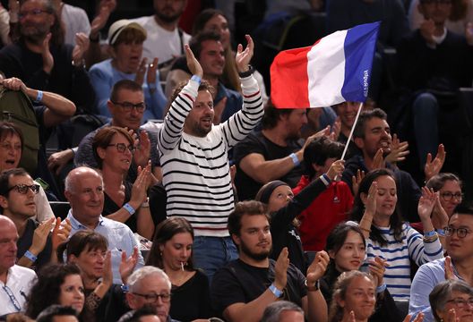 PARIS, FRANCE - NOVEMBER 01: Fans support Richard Gasquet of France in action against Casper Ruud of Norway in the second round during Day Two of the Rolex Paris Masters tennis at Palais Omnisports de Bercy on November 1, 2022 in Paris, France. (Photo by Julian Finney/Getty Images) Francia, pioggia di squalifiche per aver scommesso online- immagine 2