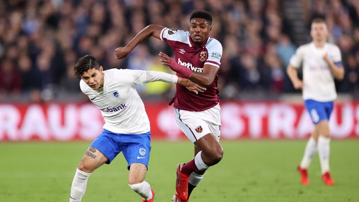 LONDON, ENGLAND - OCTOBER 21: Gerardo Arteaga of KRC Genk holds off Ben Johnson of West Ham United during the UEFA Europa League group H match between West Ham United and KRC Genk at Olympic Stadium on October 21, 2021 in London, England. (Photo by Alex Pantling/Getty Images) Arteaga piace tanto in A: non solo la Fiorentina su di lui - immagine 1