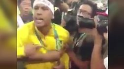 Neymar a muso duro con un gruppo di tifosi