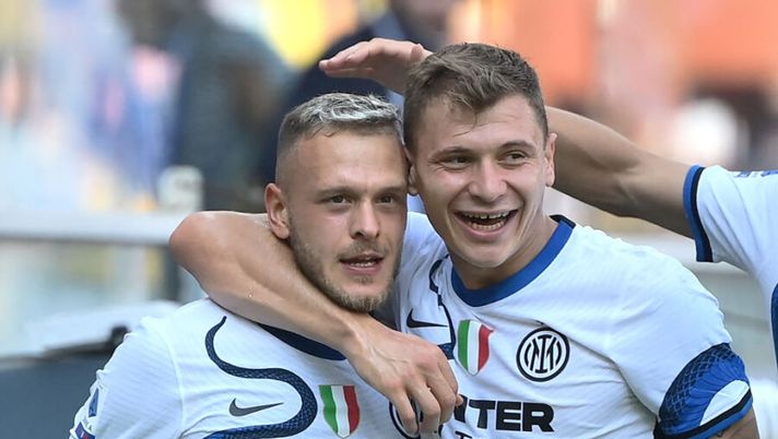 Inter Milan's Italy's defender Federico Dimarco (L) celebrates with Inter Milan's Italy's midfielder Nicolo Barella after scoring the opening goal during the Italian Serie A football match between Sampdoria and Inter Milan at the Luigi Ferraris Stadium in Genoa on September 12, 2021. (Photo by Marco BERTORELLO / AFP) (Photo by MARCO BERTORELLO/AFP via Getty Images) Inter, Sky: “In rialzo le quotazioni di Dimarco: i tre dubbi da sciogliere” - immagine 1