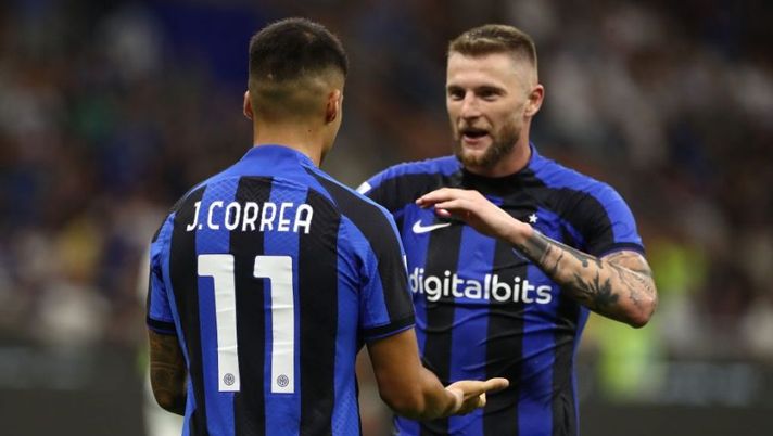 MILAN, ITALY - AUGUST 20: Joaquin Correa of FC Internazionale celebrates his goal with his team-mate Milan Skriniar during the Serie A match between FC Internazionale and Spezia Calcio at Stadio Giuseppe Meazza on August 20, 2022 in Milan, Italy. (Photo by Marco Luzzani/Getty Images) Di Marzio: “Inter, la verità su Skriniar non era quella. E ora la partita sul rinnovo” - immagine 1