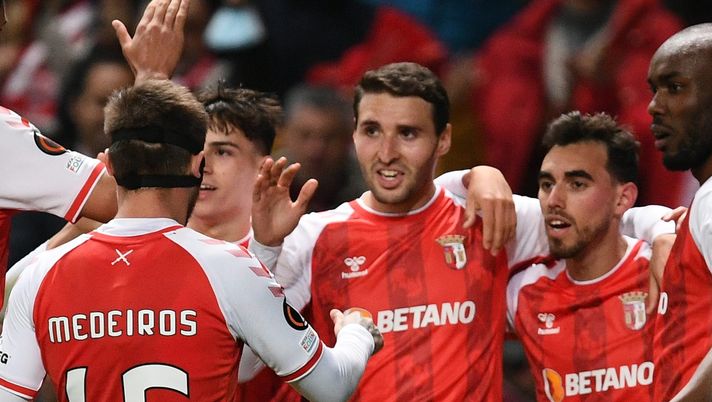 BRAGA, PORTUGAL - APRIL 07: Abel Ruiz of Sporting Braga is congratulated after scoring the opening goal during the UEFA Europa League Quarter Final Leg One match between Sporting Braga and Rangers FC at Estadio Municipal de Braga on April 07, 2022 in Braga, Portugal. (Photo by Octavio Passos/Getty Images) braga