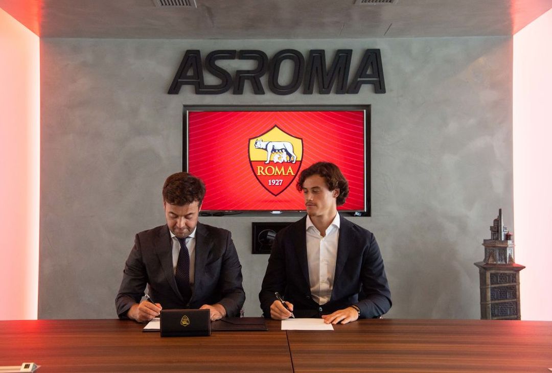 Ecco Svilar: gli scatti tra arrivo, firma e nuova maglia a Trigoria – FOTO GALLERY - immagine 22