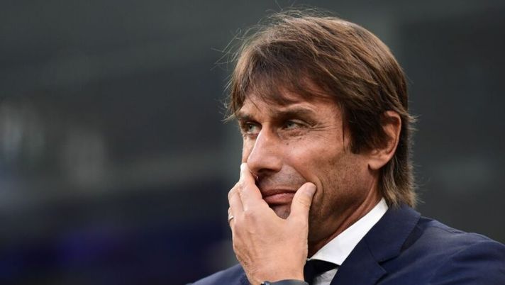 Inter Milan's Italian head coach Antonio Conte attends the Italian Serie A football match Inter Milan vs Parma on October 26, 2019 at the San Siro stadium in Milan. (Photo by Miguel MEDINA / AFP) (Photo by MIGUEL MEDINA/AFP via Getty Images) Conte: “Così non va: ho due cambi, metto sempre gli stessi! Problemi per de Vrij e Asamoah” - immagine 1