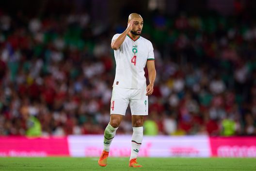 SEVILLE, SPAIN - SEPTEMBER 27: Sofyan Amrabat of Morocco looks on during a friendly match between Paraguay and Morocco at Estadio Benito Villamarin on September 27, 2022 in Seville, Spain. (Photo by Fran Santiago/Getty Images) Amrabat travolge Kvaratskhelia: anche il centrocampista viola in campo- immagine 2