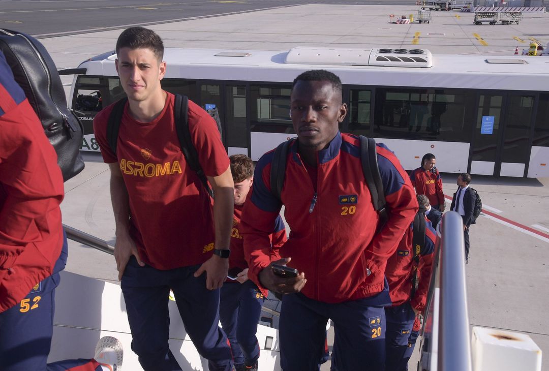 La Roma in partenza per Milano: domani la sfida con l’Inter – FOTO GALLERY - immagine 15