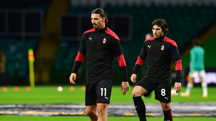 GLASGOW, SCOTLAND - OCTOBER 22: Zlatan Ibrahimovic looks on with team mate Sandro Tonali during the warm up ahead of the UEFA Europa League Group H stage match between Celtic and AC Milan at Celtic Park on October 22, 2020 in Glasgow, Scotland. Sporting stadiums around the UK remain under strict restrictions due to the Coronavirus Pandemic as Government social distancing laws prohibit fans inside venues resulting in games being played behind closed doors. (Photo by Mark Runnacles/Getty Images) Tonali: “È stato difficile abituarmi ad avere Ibra come compagno” - immagine 1