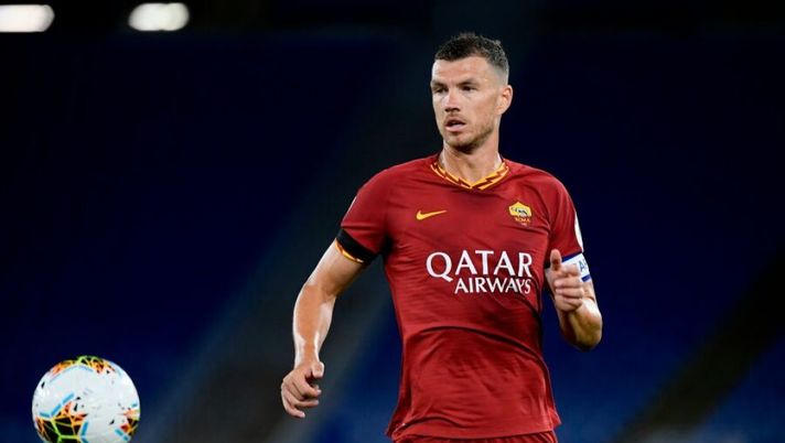 AS Roma's Bosnian forward Edin Dzeko eyes the ball during the Italian Serie A football match AS Roma vs Sampdoria played on June 24, 2020 behind closed doors at the Olympic stadium in Rome, as the country eases its lockdown aimed at curbing the spread of the COVID-19 infection, caused by the novel coronavirus. (Photo by Filippo MONTEFORTE / AFP) (Photo by FILIPPO MONTEFORTE/AFP via Getty Images) La gestione dei casi più delicati per la 35a giornata: da Mertens e Lautaro a Dzeko- immagine 1