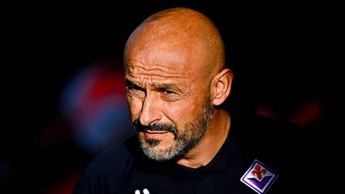 LA SPEZIA, ITALY - OCTOBER 30: Vincenzo Italiano head coach of Fiorentina looks on prior to kick-off in the Serie A match between Spezia Calcio and ACF Fiorentina at Stadio Alberto Picco on October 30, 2022 in La Spezia, Italy. (Photo by Simone Arveda/Getty Images) Italiano: “Avrei preferito vincere altre gare e non questa. Bonaventura e Cabral con Jovic…” - immagine 1