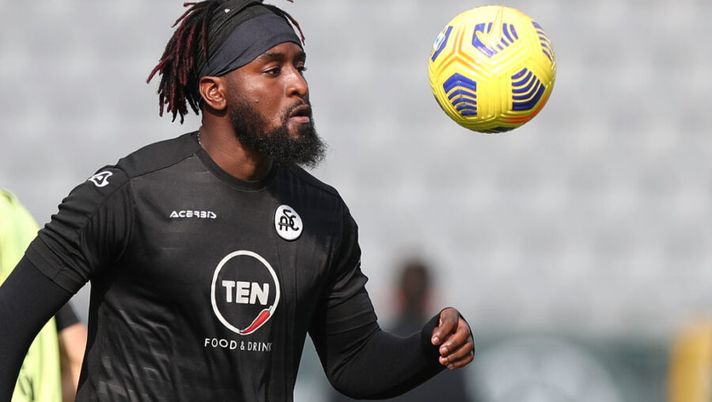 LA SPEZIA, ITALY - MARCH 06: Mbal Nzola of Spezia Calcio in action during warm up during the Serie A match between Spezia Calcio and Benevento Calcio at Stadio Alberto Picco on March 6, 2021 in La Spezia, Italy. (Photo by Gabriele Maltinti/Getty Images) Nzola è un altro! Gotti: “Cambiati gli atteggiamenti, pensate che mi raccontavano…” - immagine 1