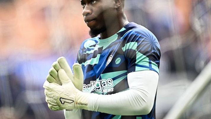 Inter Milan's Cameroonian goalkeeper Andre Onana warms up prior to the Italian Serie A football match between Inter Milan and Lazio at San Siro Stadium in Milan, on April 30, 2023. (Photo by GABRIEL BOUYS / AFP) (Photo by GABRIEL BOUYS/AFP via Getty Images) Romano: “Onana, nuovi contatti diretti con lo United. L’Inter chiede questa cifra” - immagine 1