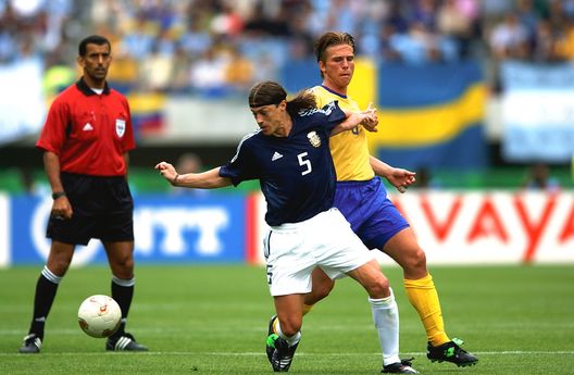 Foot : Sweden - Argentina, World Cup 2002 /Bujsaim Ali, Almeyda Matias, Svensson Anders, Suede, Zweden, Argentine, Argentinie, Copyright Corbis, (Photo by Tim De Waele/Getty Images) Almeyda e la depressione: “Il calcio è ipocrita, non aiuta, ti usa e getta come un prodotto” - immagine 1